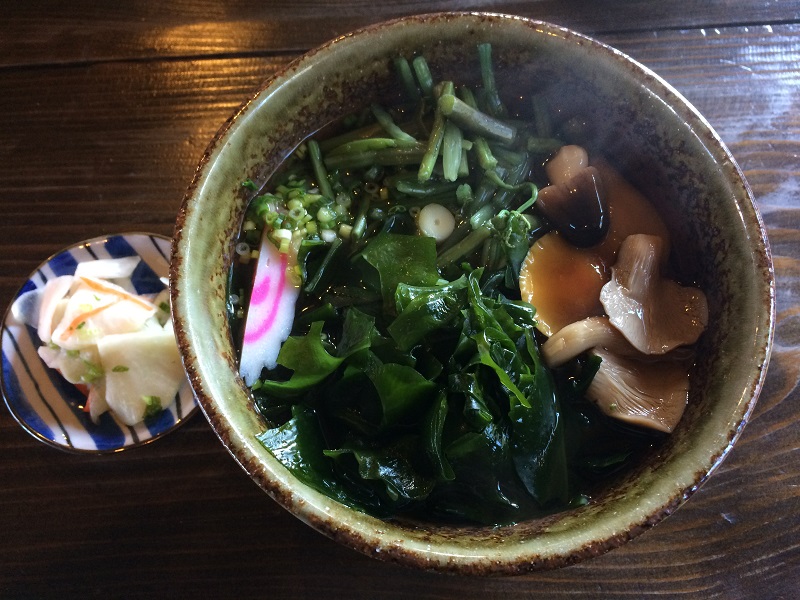 忍野八海にあるかやぶき茶屋でそばを頂いてきました。